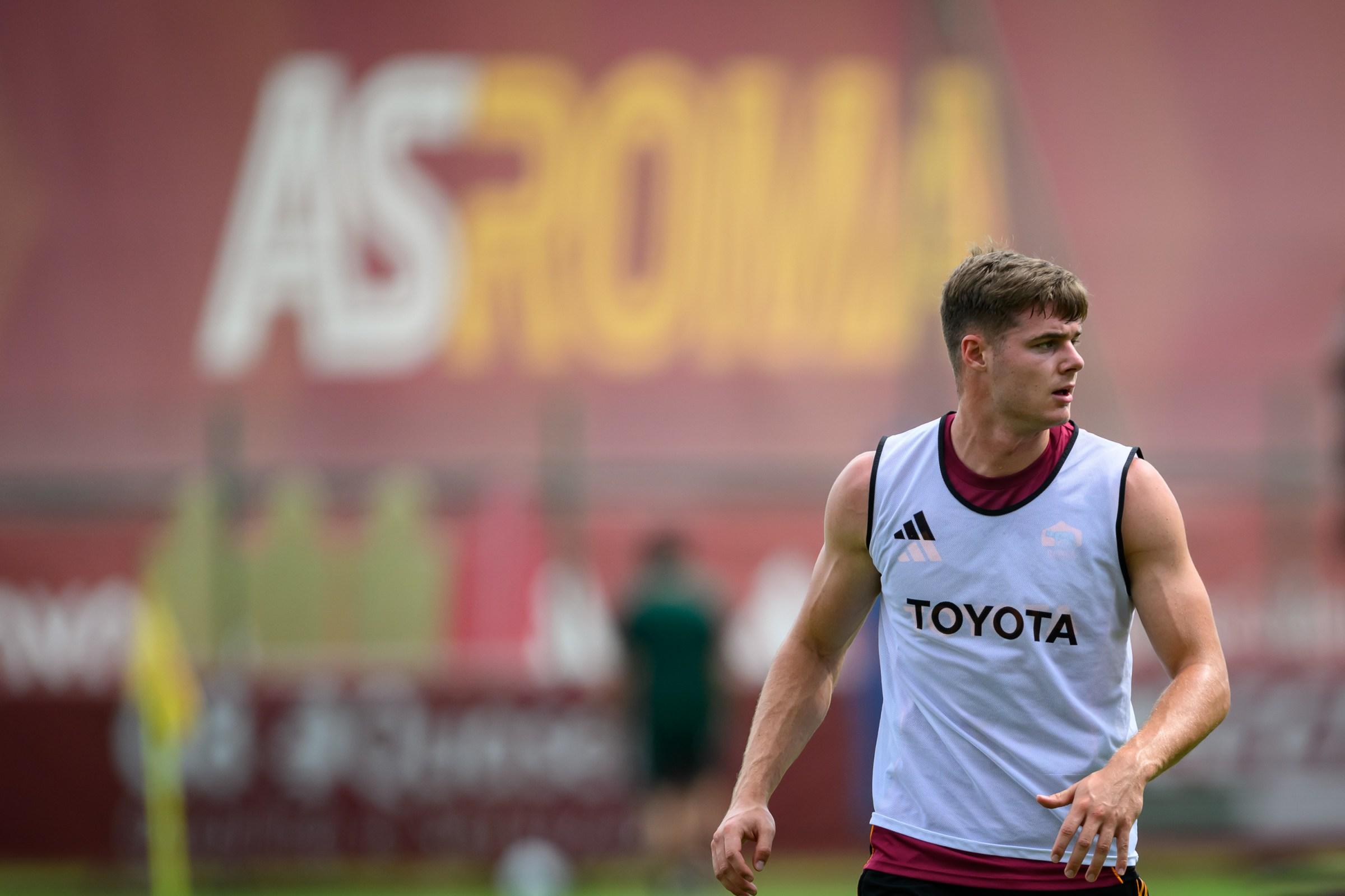 Evan Ferguson durante sessão de treino da AS Roma