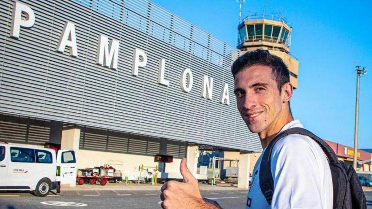 César Tárrega, capitão do Valencia, chegando a Pamplona