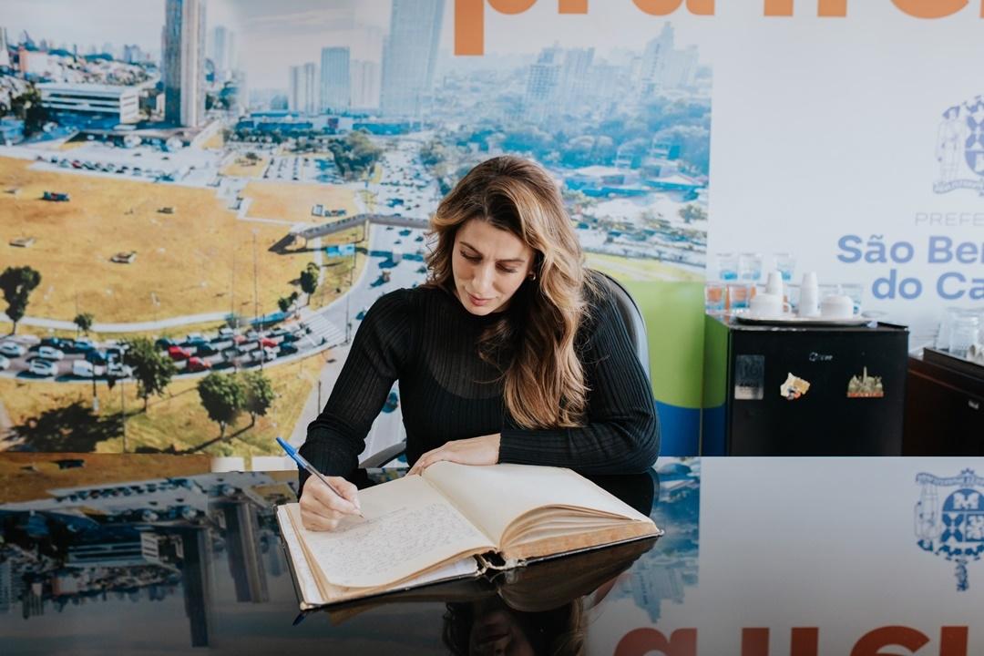 Jessica Cormick na cerimônia de posse como prefeita