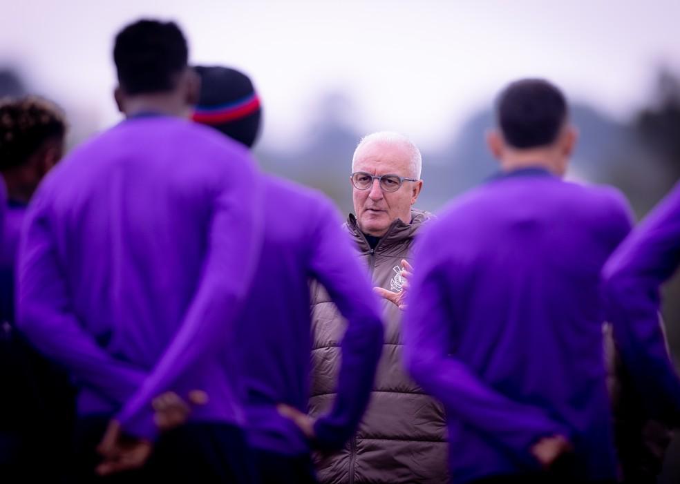 Técnico Dorival Júnior conversa com jogadores do Corinthians