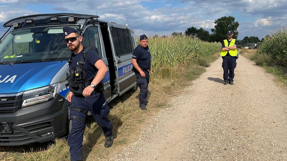 Autoridades polonesas no local onde um drone russo caiu.