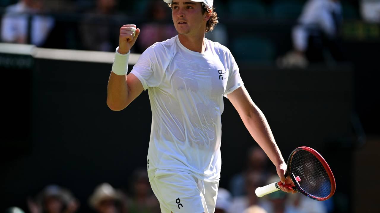 João Fonseca comemora vitória em Wimbledon