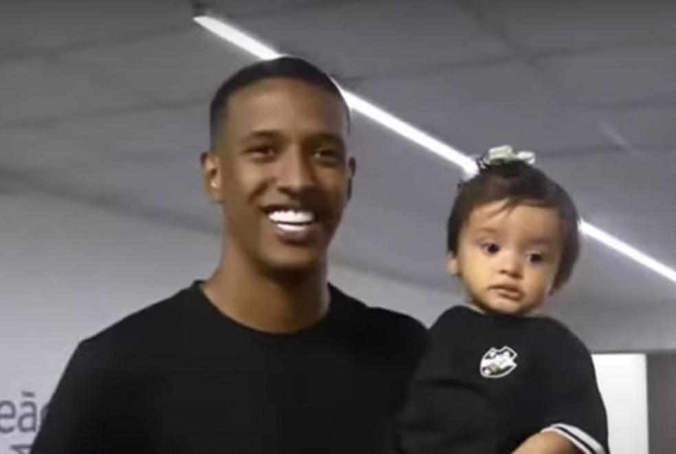 Robert Renan, novo reforço do Vasco, com a filha no desembarque no Rio de Janeiro