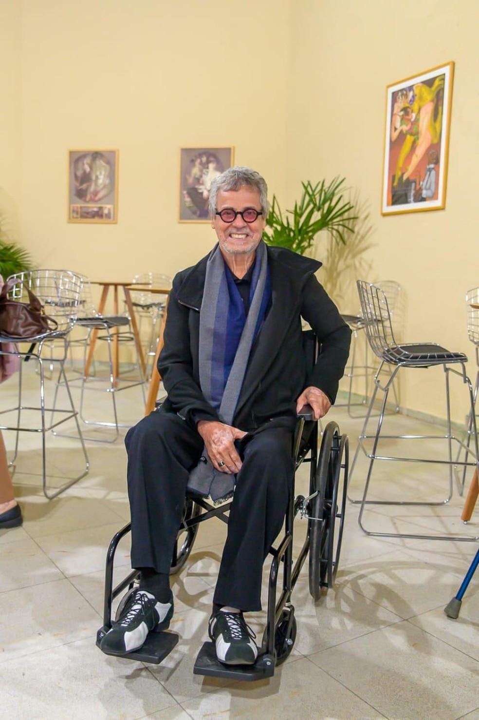 Carlinhos de Jesus explica uso de muletas e cadeira de rodas.
