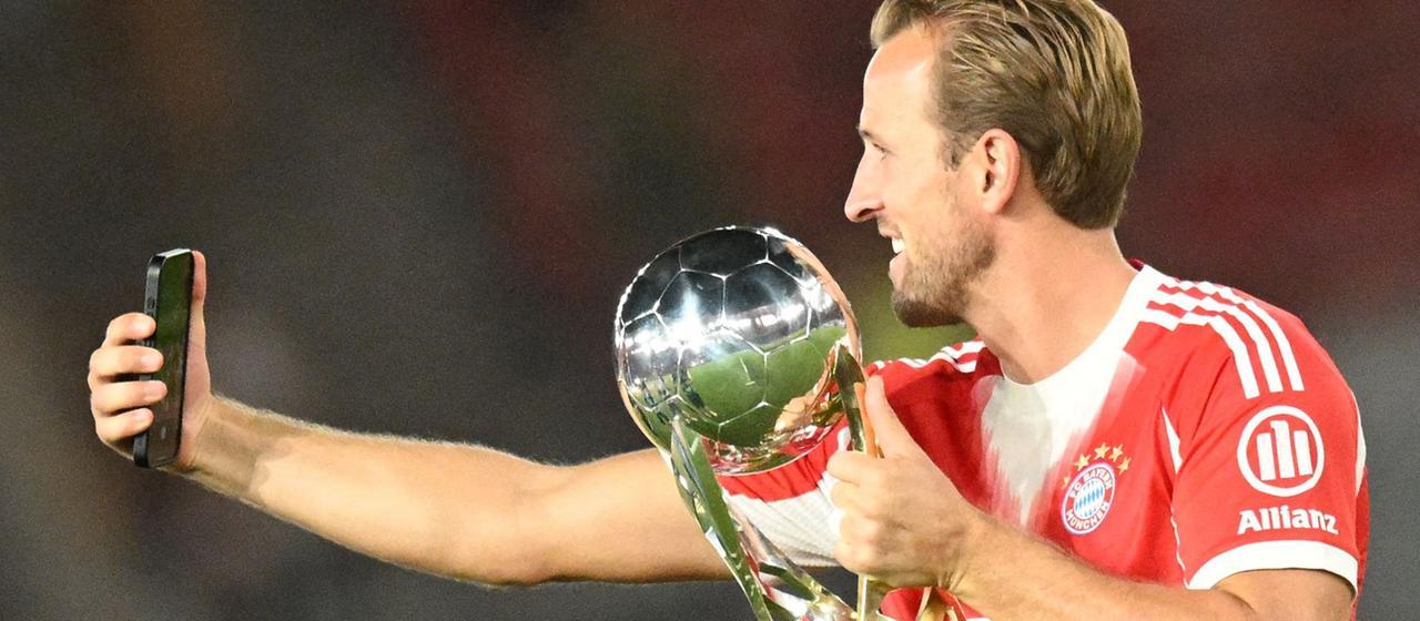 Harry Kane segura o troféu do Supercup após a vitória.