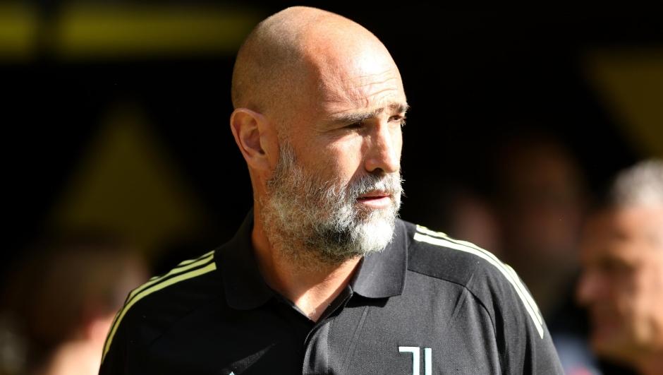 Gianluca Ferrero, treinador da Juventus, observa a partida contra o Borussia Dortmund