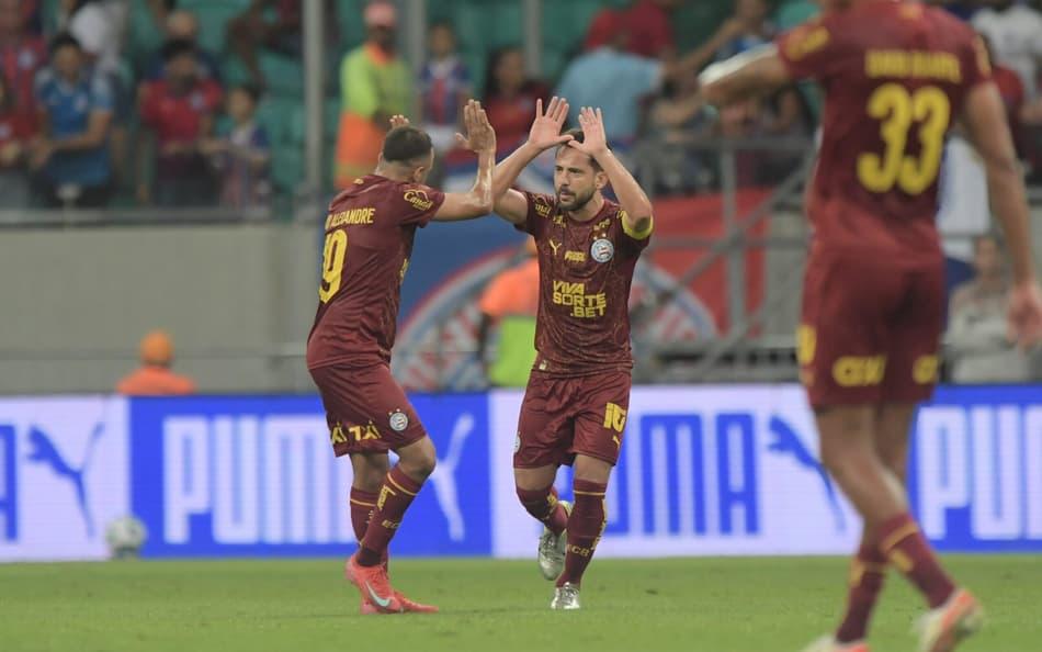 Jogadores do Bahia comemoram gol na Fonte Nova
