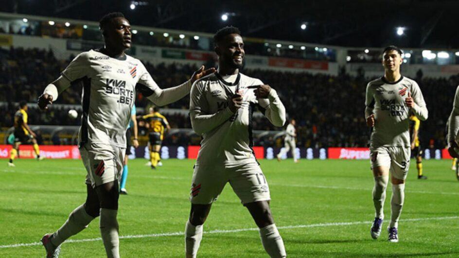 Jogadores do Athletico-PR comemorando gol sobre o Criciúma na Série B 2025