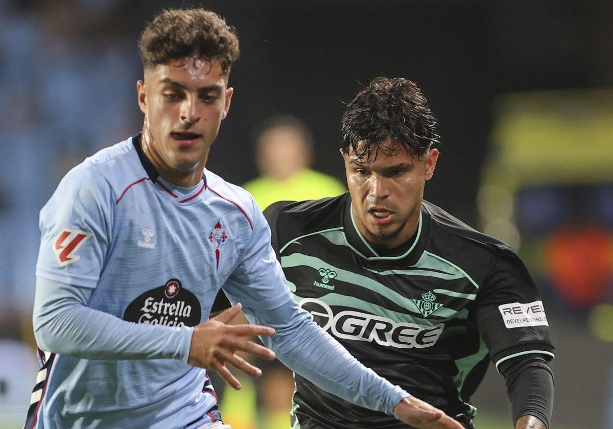 Cucho Hernández pressiona a Hugo Álvarez durante o primeiro tempo do Celta - Betis