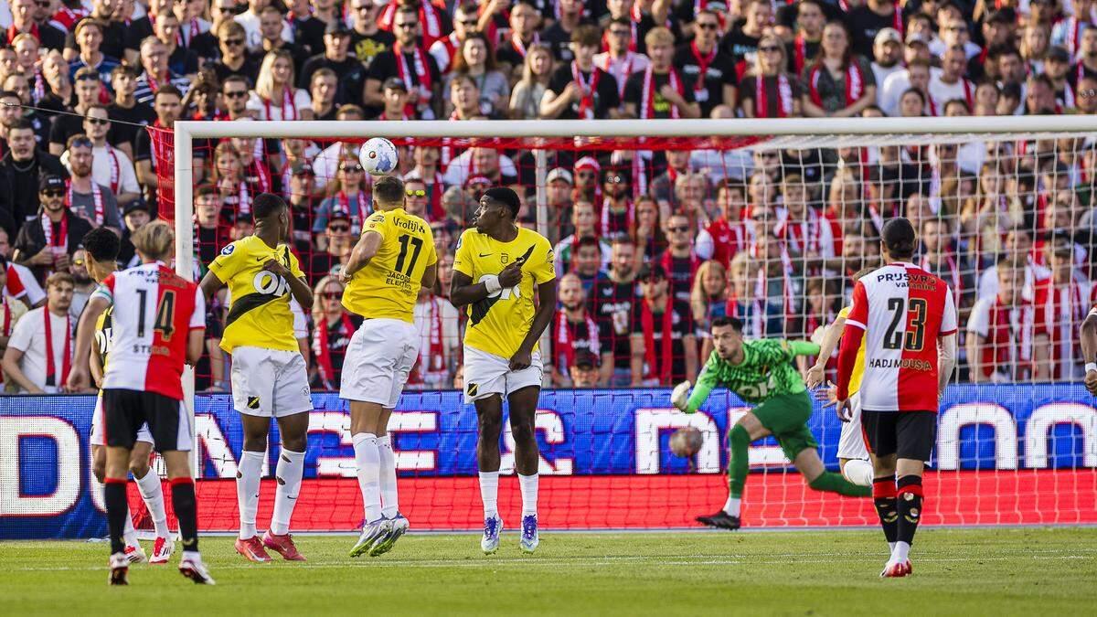 Sem Steijn knalt a bola para o gol em uma cobrança de falta, marcando 1-0 para o Feyenoord.
