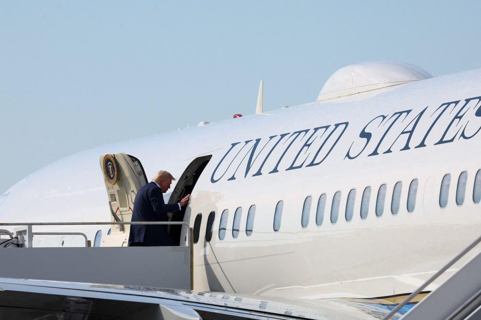 Presidente Donald Trump embarca no Air Force One, em 4 de maio de 2025