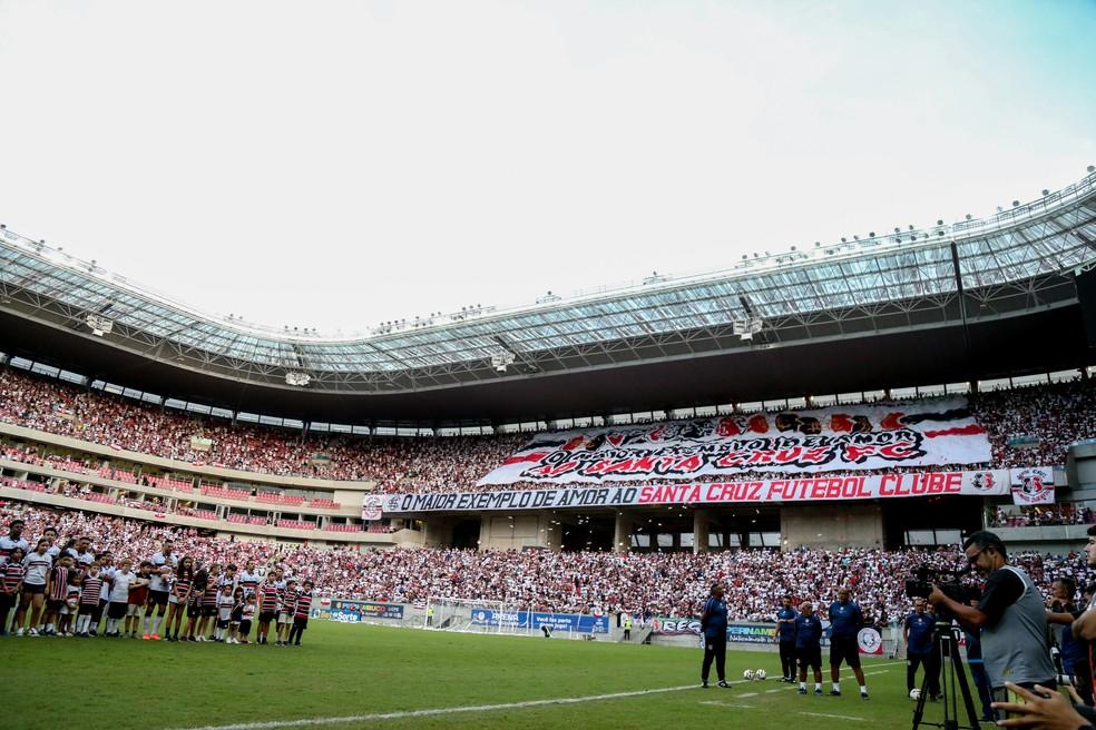 Torcida do Santa Cruz na Arena de Pernambuco