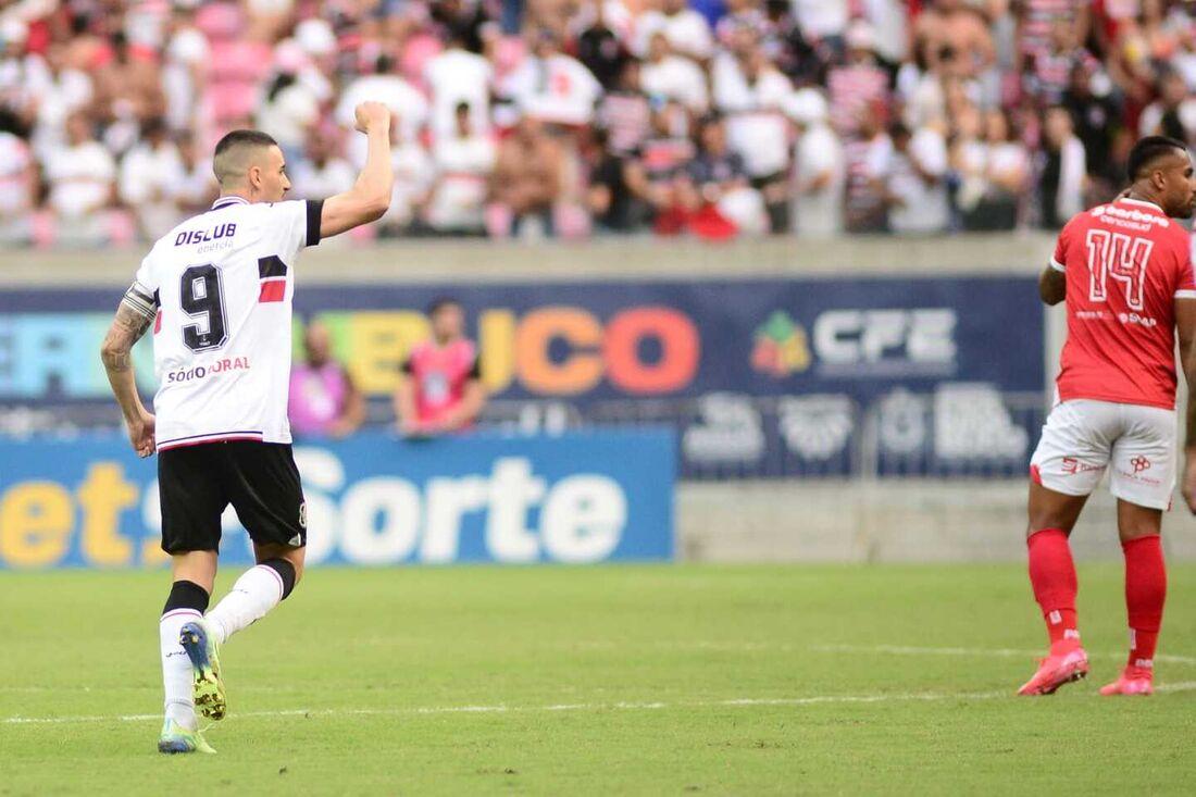 Thiago Galhardo celebra gol sobre o Sergipe