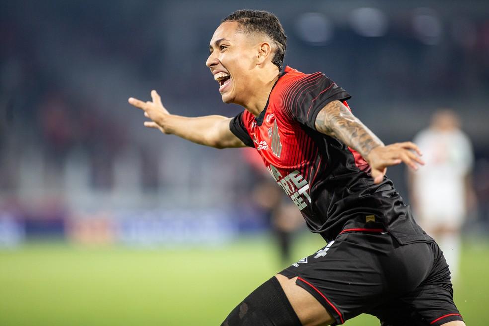 Kauã Moraes durante jogo entre Athletico-PR e Brusque