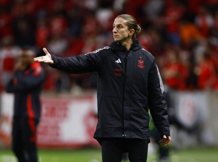 Filipe Luís exalta desempenho do Flamengo e evita comparações com Jorge Jesus