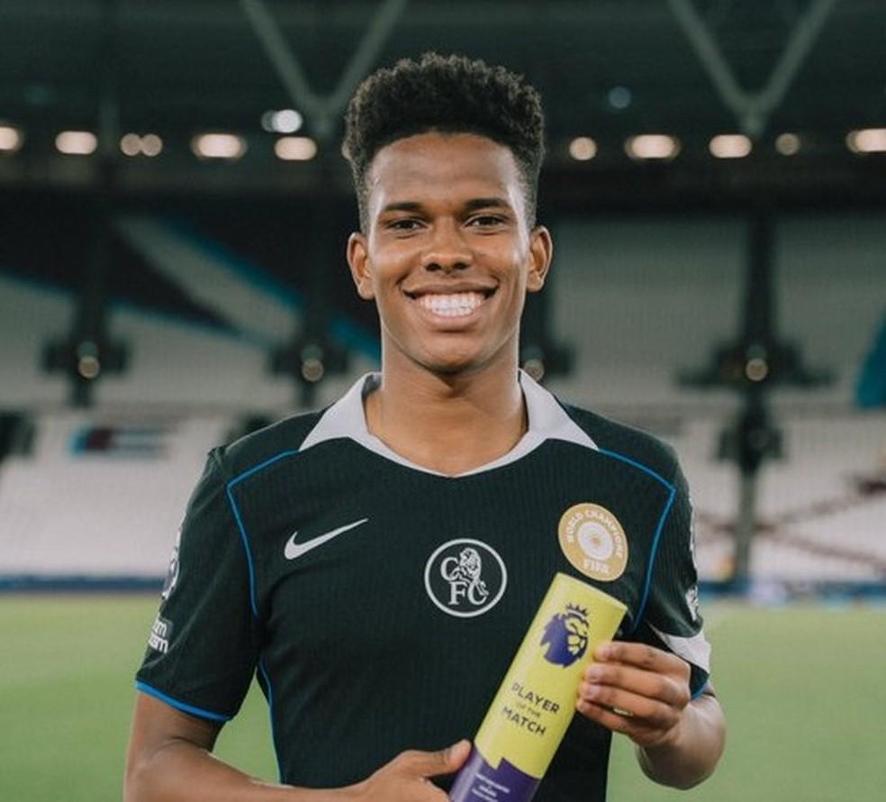 Estevão com o troféu de craque do jogo na goleada do Chelsea sobre o West Ham