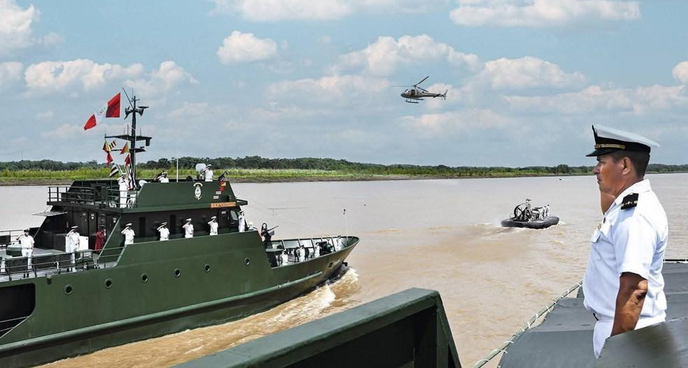 Militares do Peru chegam ao rio Amazonas para reforçar presença na ilha Santa Rosa.