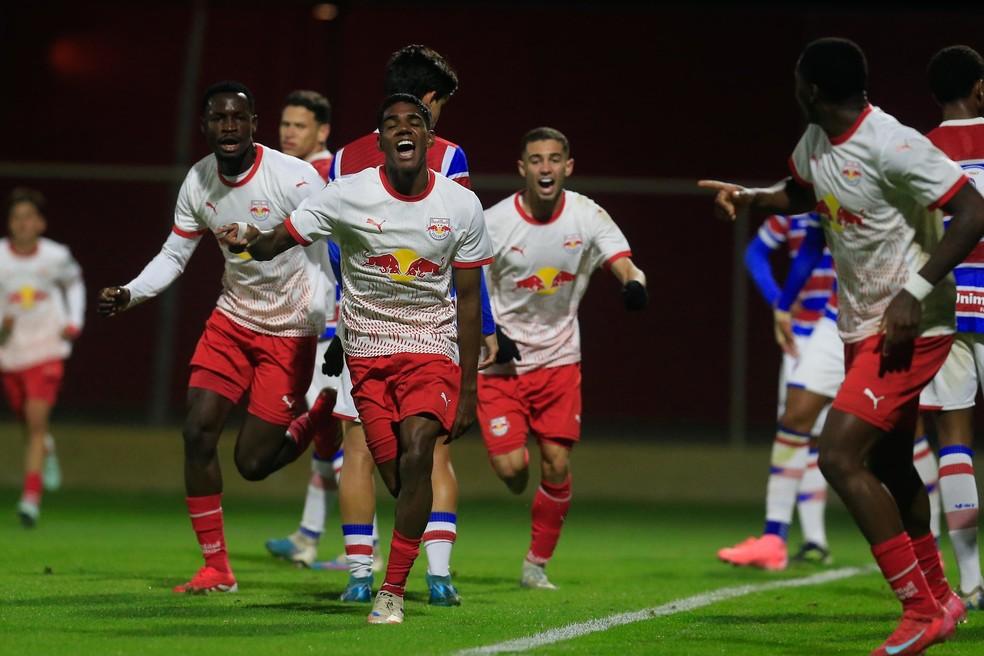 Filipinho, do Bragantino, comemora gol contra o Fortaleza pelas quartas do Brasileiro sub-20