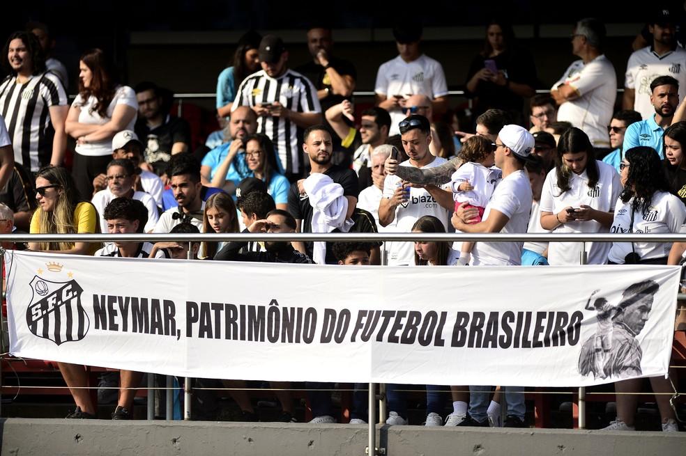 Torcedores do Santos homenageiam Neymar em jogo contra o Vasco