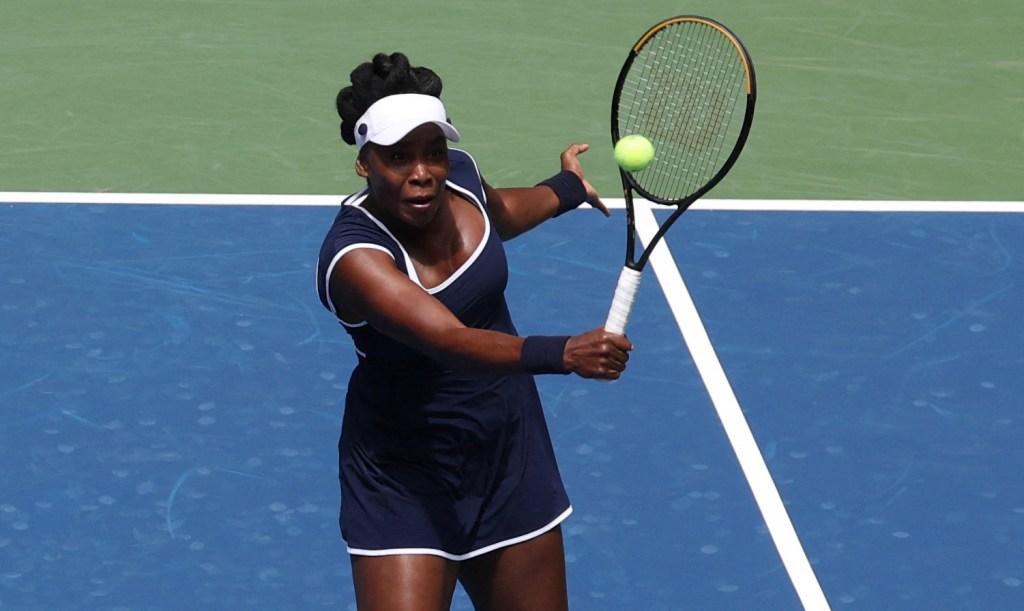 Venus Williams jogando tênis no US Open.