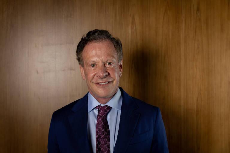 Homem em terno escuro posando para foto