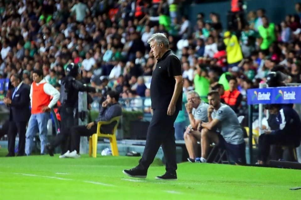 Domenec Torrent prestando atenção na equipe durante a partida