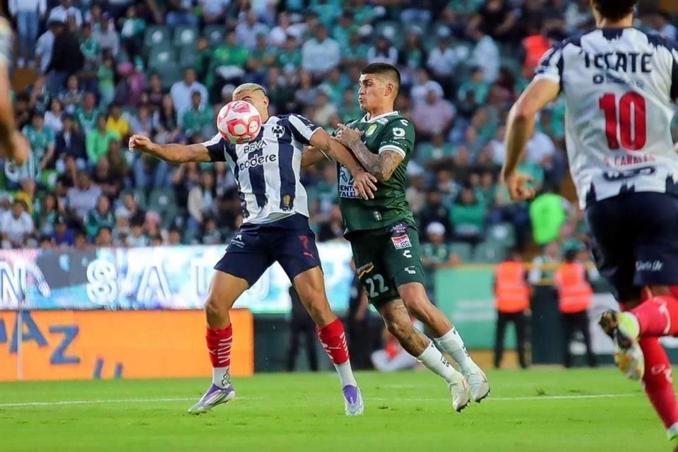 Os jogadores do Monterrey buscando o gol enquanto atacam
