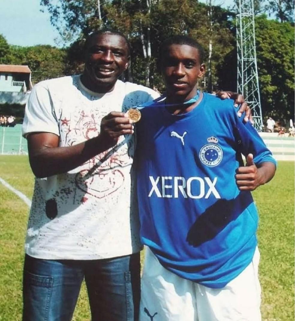 Pai e filho, Paulo Isidoro ao lado de Fabrício Isidoro nos tempos de Cruzeiro.