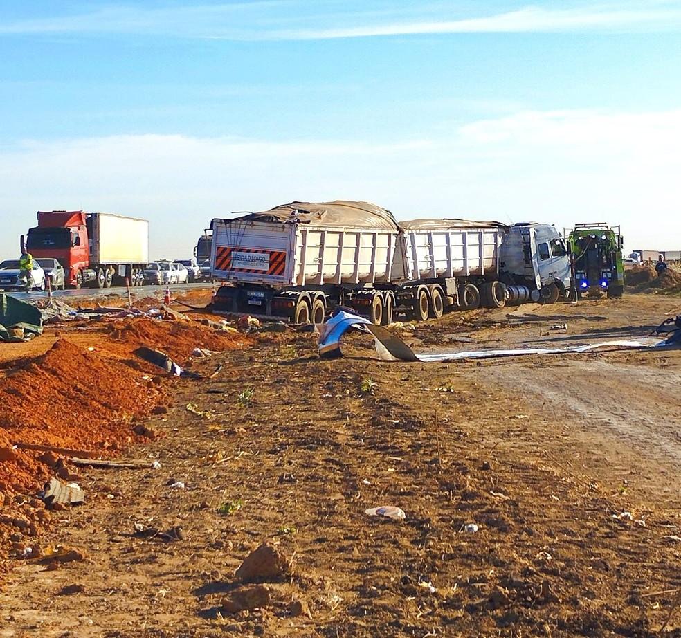 Acidente entre carreta e ônibus na BR-163, em Lucas do Rio Verde.