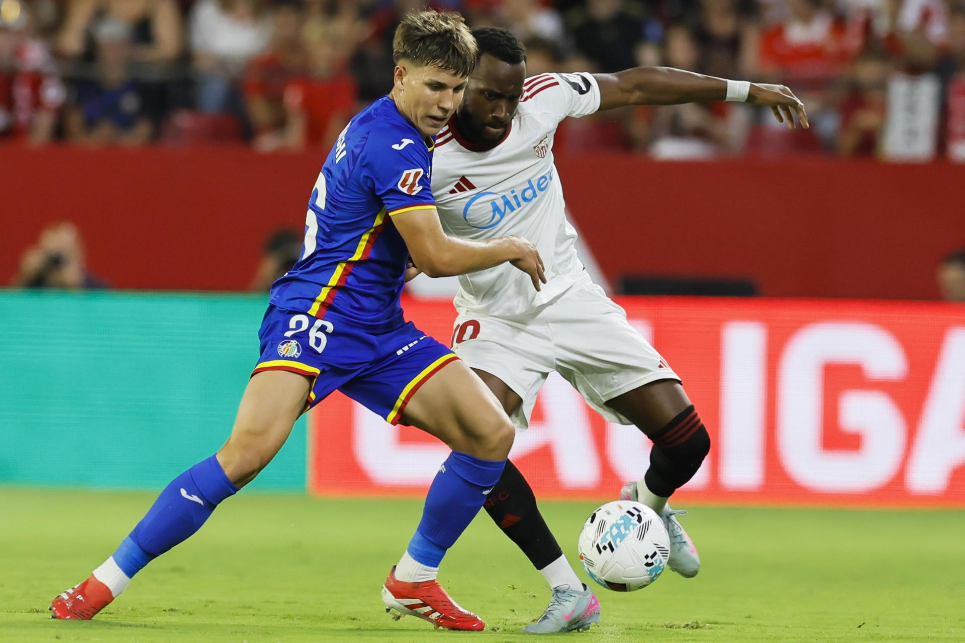 Dodi Lukébakio em ação durante o jogo