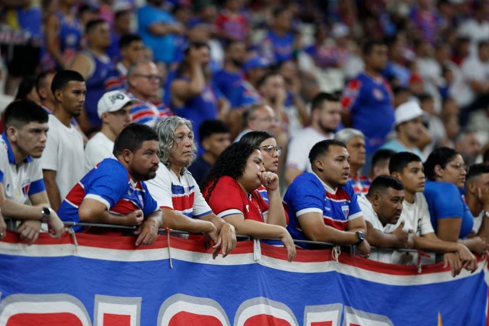 Torcedores do Fortaleza contra Vélez