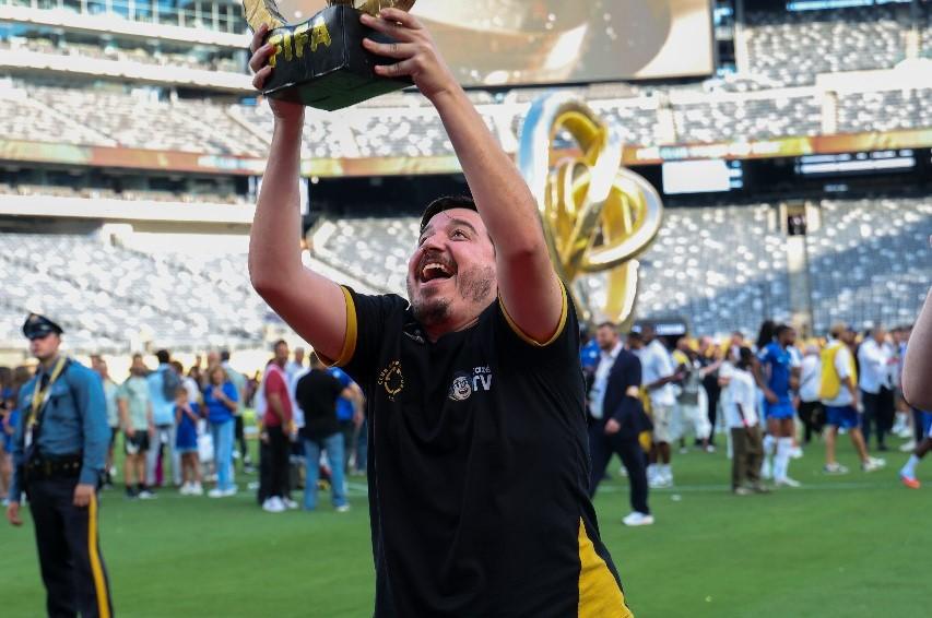 O narrador Luis Felipe Freitas, o Luisinho, da CazéTV