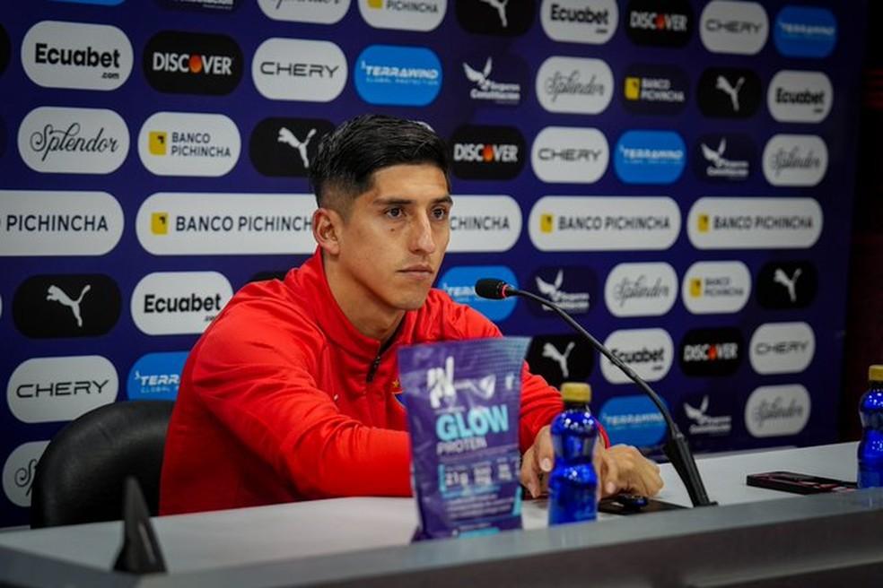 Fernando Cornejo, meia da LDU, antes do jogo contra o Botafogo