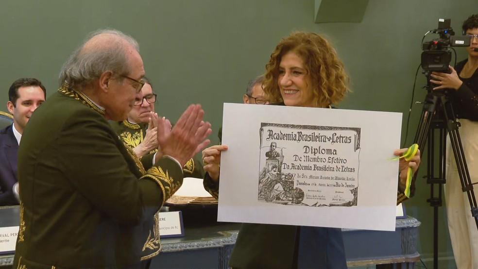 Miriam Leitão recebe diploma de imortal da ABL de Ruy Castro