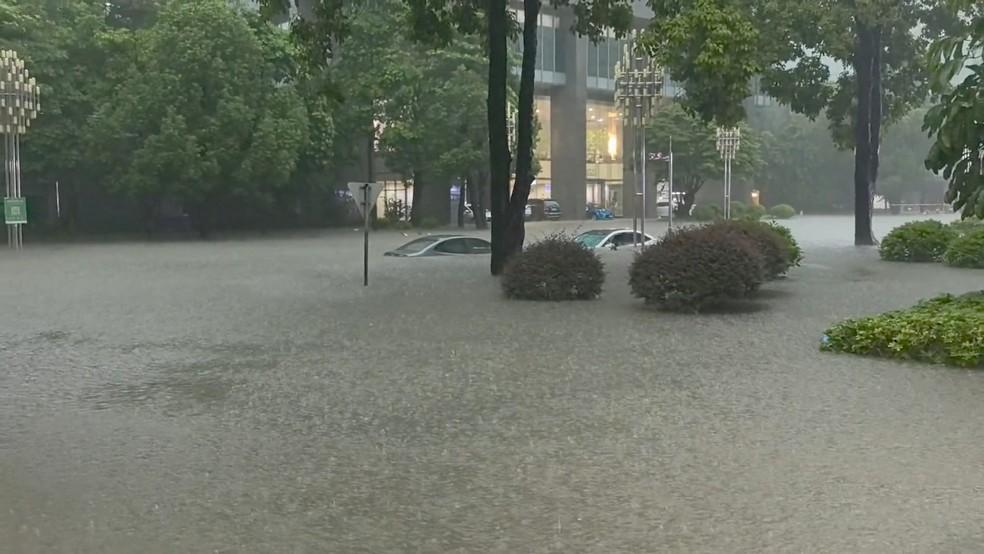Bicicletas elétricas caídas em meio às águas da enchente em Beihai, Região Autônoma de Guangxi Zhuang