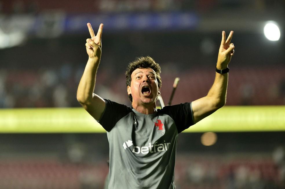 Fernando Diniz comemora vitória do Vasco sobre o Santos