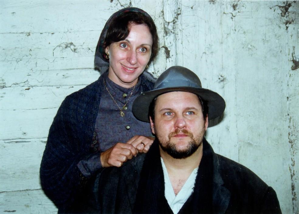 Antonio Calloni e Lu Grimaldi em cena de 'Terra Nostra' (1999)