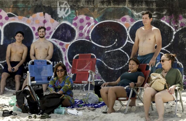 Praias da Zona Sul do Rio são lotadas em dia de veranico antes da volta do inverno