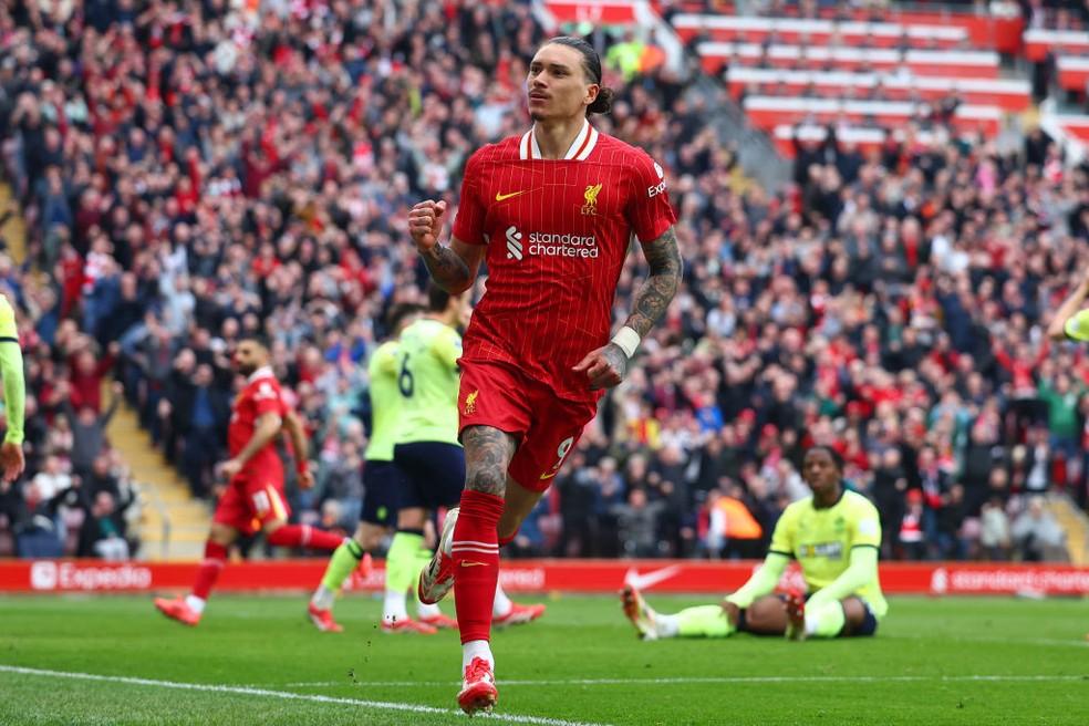 Darwin Núñez marca um dos gols da vitória do Liverpool sobre o Southampton