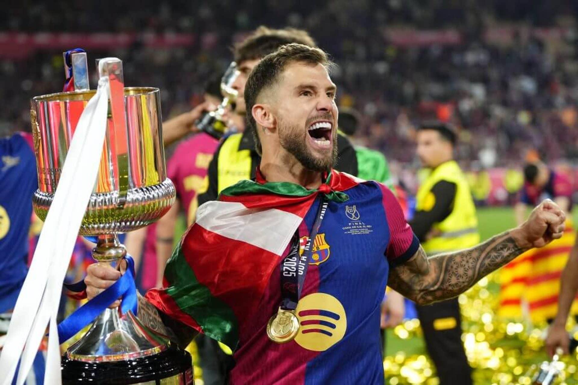 Iñigo Martínez com o troféu da Copa do Rei