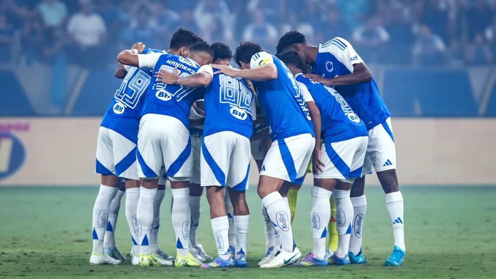 Jogadores do Cruzeiro reunidos antes de jogo pela Série A do Campeonato Brasileiro.