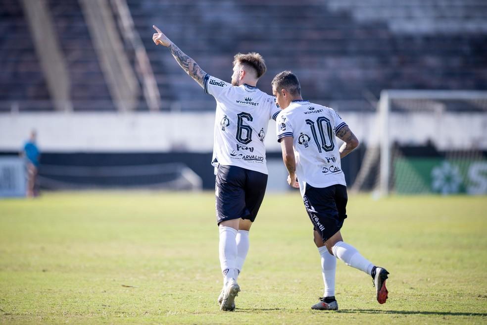 Jogadores do Rio Branco comemoram gol contra o Guarani