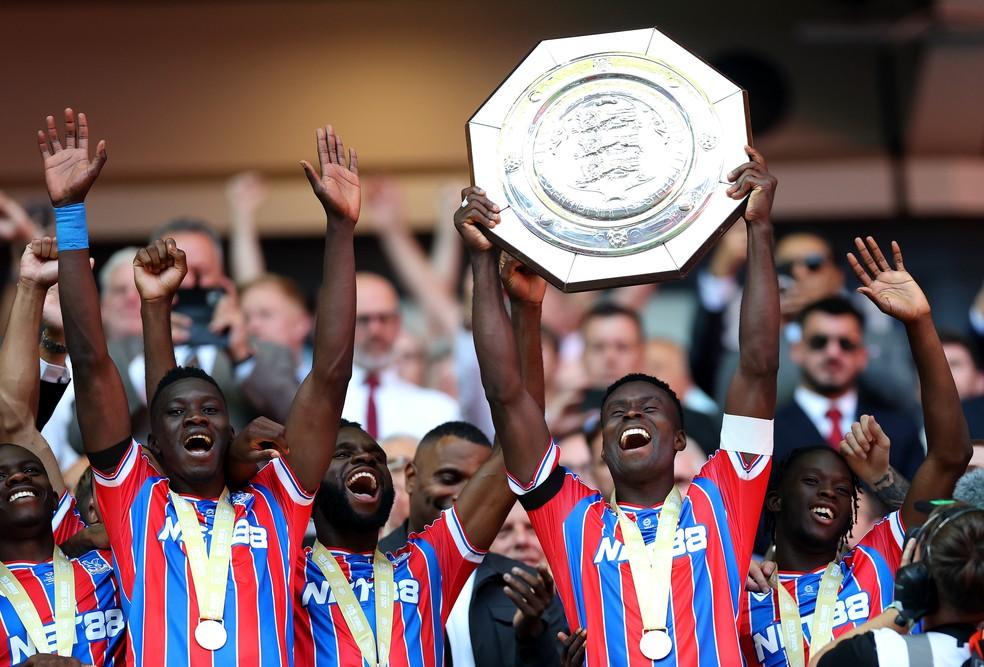 Guéhi ergue a taça da Supercopa da Inglaterra