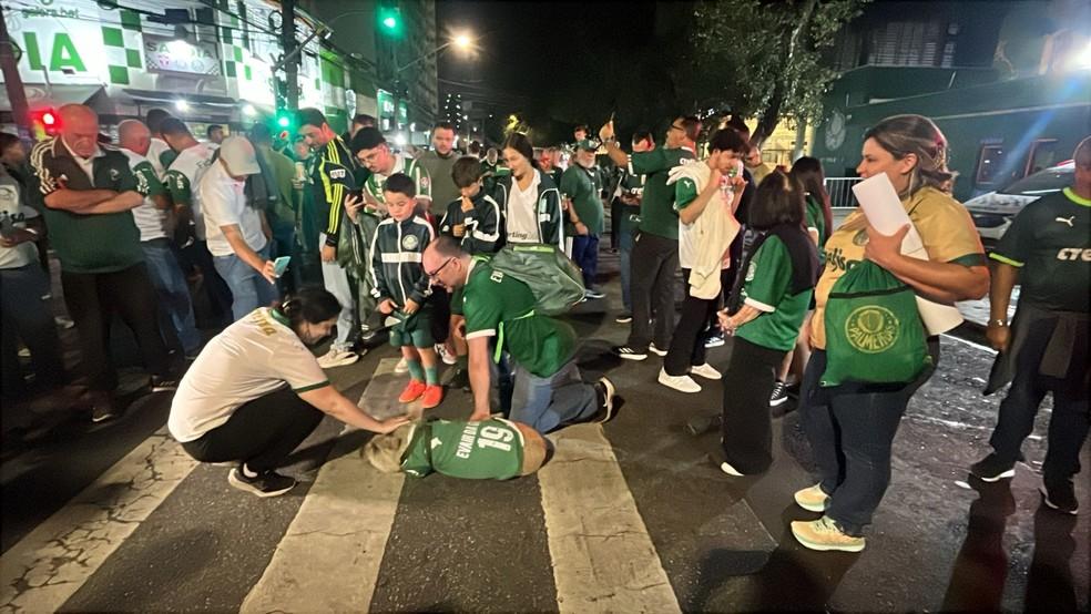 Torcedores alisando o porco Evair da Guia em frente ao Allianz Parque
