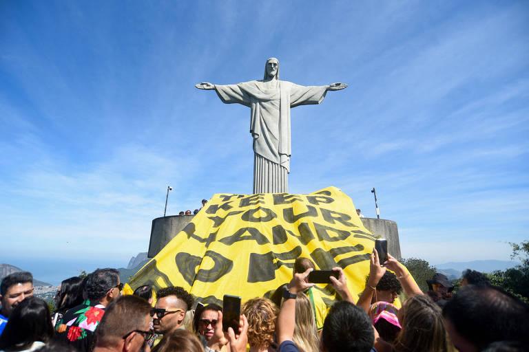 Multidão protesta em frente ao Cristo Redentor contra Trump