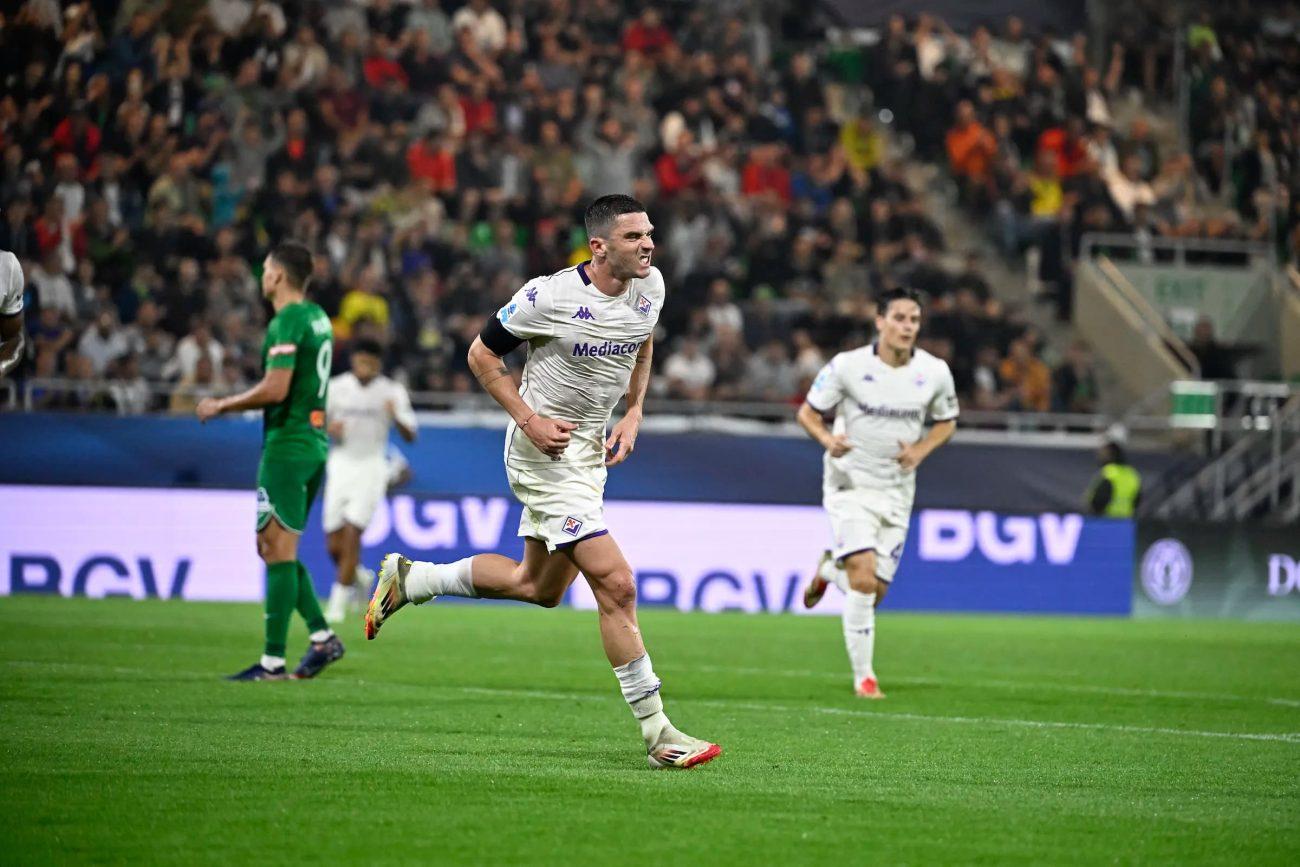 Gosens comemorando um dos gols da Fiorentina na vitória por 3 a 0 no jogo de ida contra o Polissya