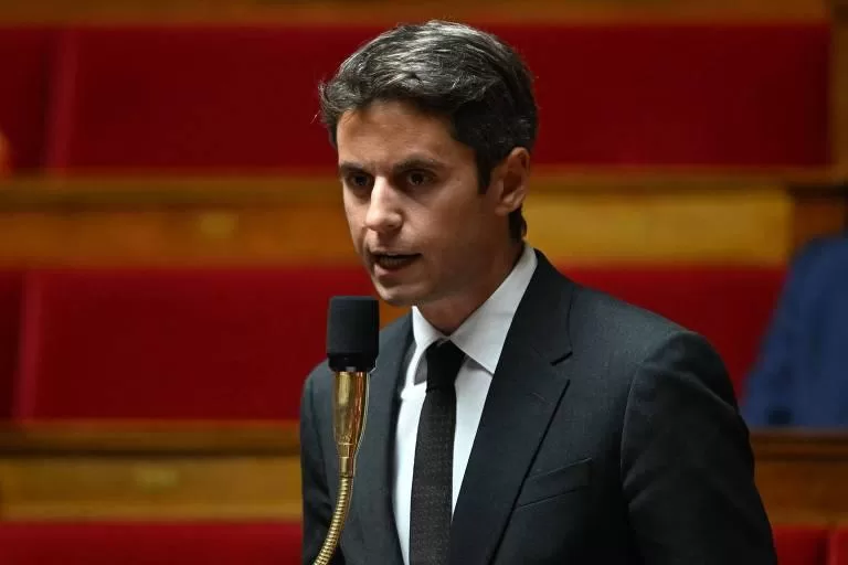 Após Morte de Streamer, França Debate Veto a Redes Sociais para Menores de 15 Anos