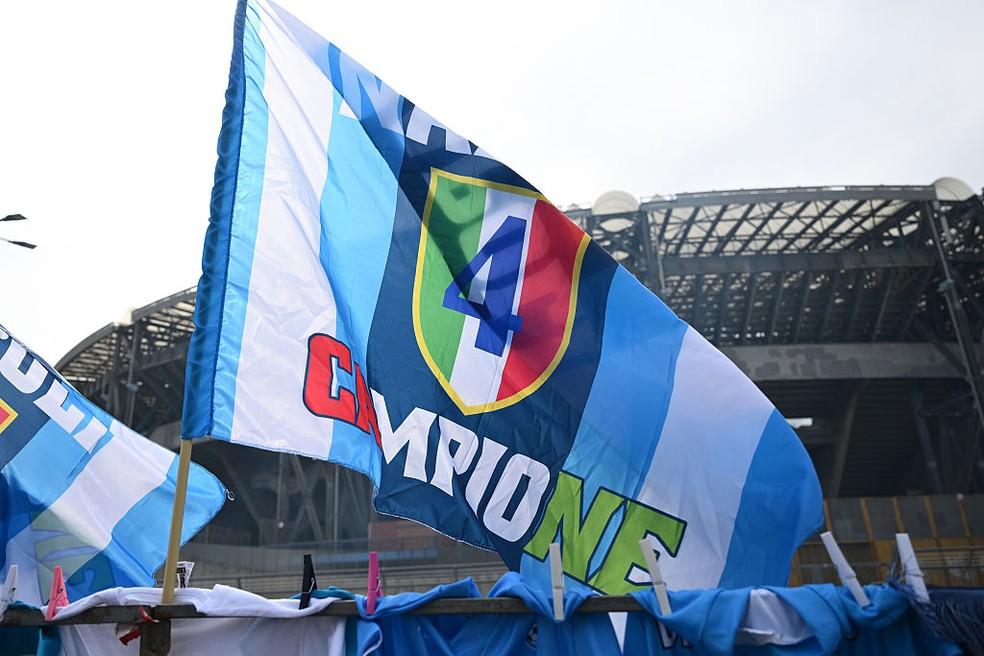 Torcida do Napoli pede o tetracampeonato italiano