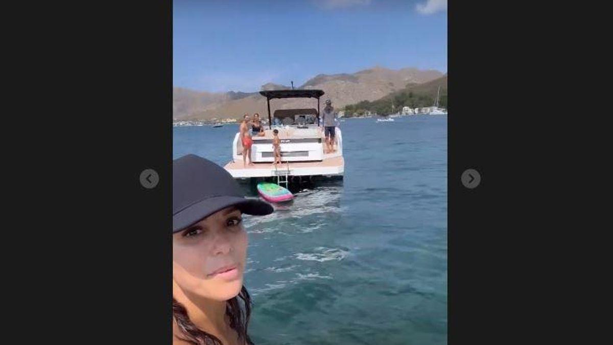 Eva Longoria durante passeio de barco em Mallorca