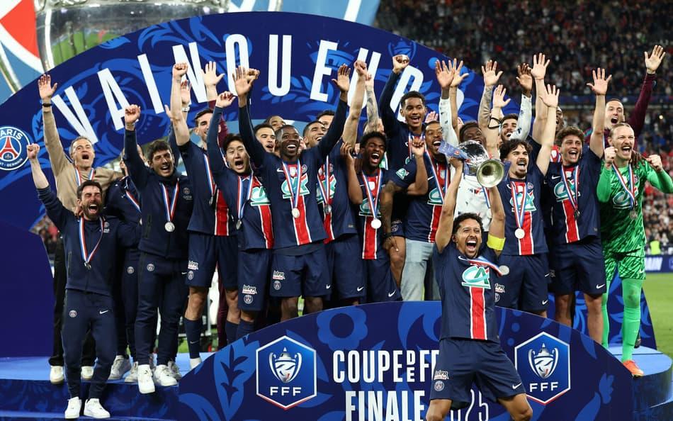 Marquinhos ergue a taça da Copa da França após vitória do PSG contra o Reims